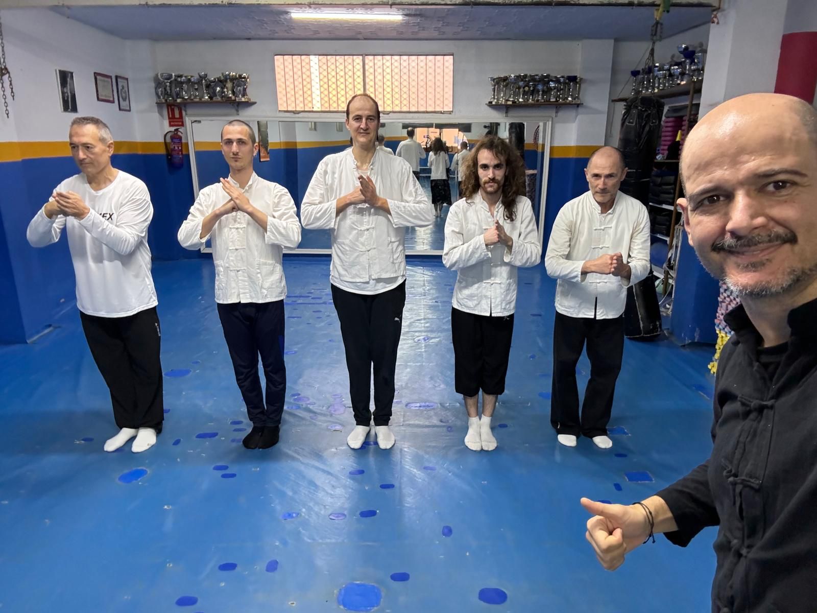 Practicantes de Kung Fu en posición de saludo